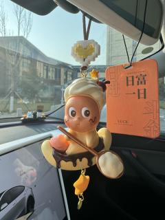 “好运挂挂”车载吉祥三宝 🐷💛  
小猪叼如意，小鸡笑嘻