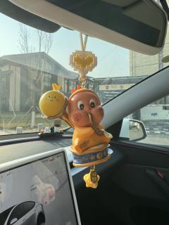 “好运挂挂”车载吉祥三宝 🐷💛  
小猪叼如意，小鸡笑嘻