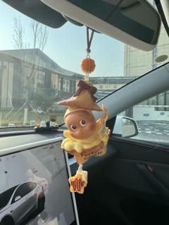 “好运挂挂”车载吉祥三宝 🐷💛  
小猪叼如意，小鸡笑嘻