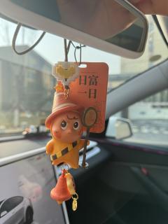 “好运挂挂”车载吉祥三宝 🐷💛  
小猪叼如意，小鸡笑嘻