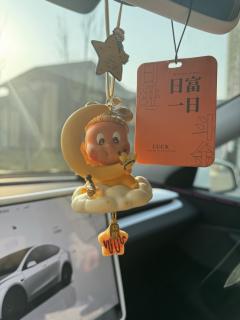 “好运挂挂”车载吉祥三宝 🐷💛  
小猪叼如意，小鸡笑嘻