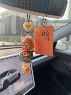 “好运挂挂”车载吉祥三宝 🐷💛  
小猪叼如意，小鸡笑嘻