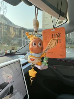 “好运挂挂”车载吉祥三宝 🐷💛  
小猪叼如意，小鸡笑嘻