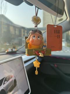 “好运挂挂”车载吉祥三宝 🐷💛  
小猪叼如意，小鸡笑嘻