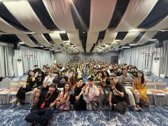 佛山的夜风很软，
适合聊点不该聊的事，也适合笑掉点过去。
《