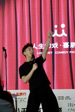 佛山的夜风很软，
适合聊点不该聊的事，也适合笑掉点过去。
《